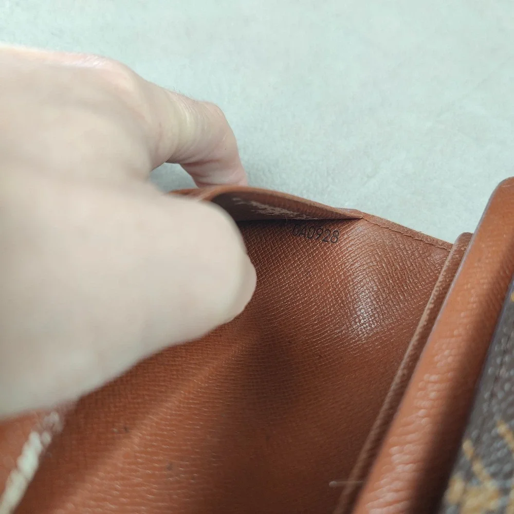 Louis Vuitton Monogram Tresor Wallet Brown Womens Bifold‎ Luxury Pre-owned FLAWS